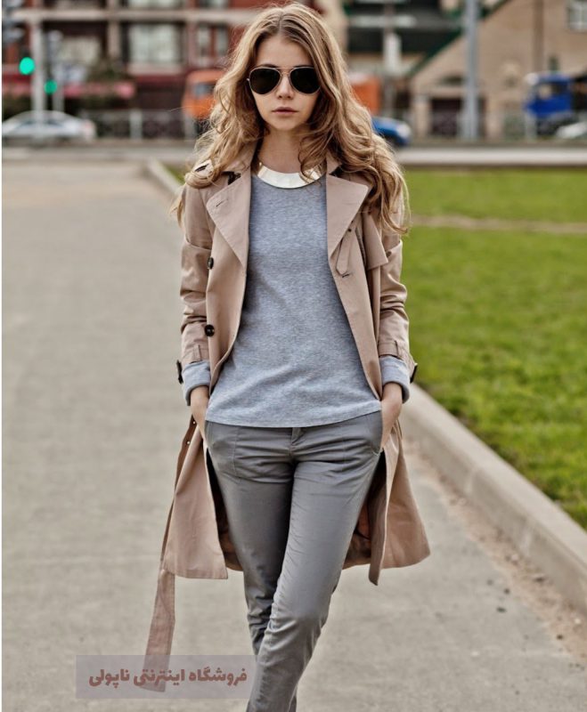 دختر مدل ایستاده با لباس خاکستری و استایل کژوال
