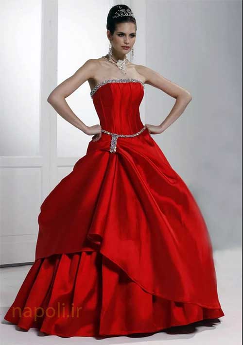خامنی با لباس قرمز دکلته بسیار شیک