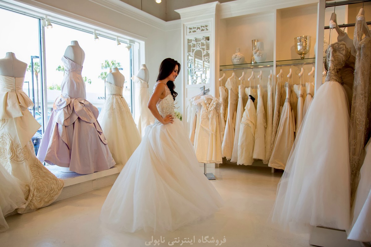 عروس ایستاده در فروشگاه لباس عروس