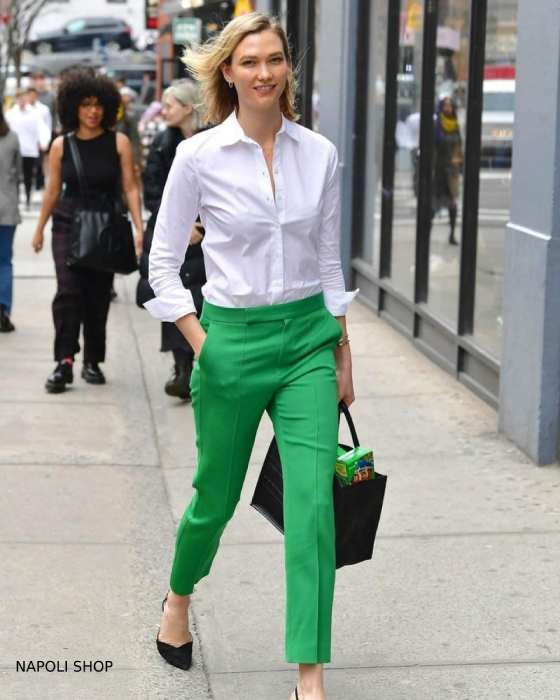 زنی با ست شلوار سبز و پیراهن سفید